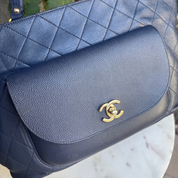 Chanel Calfskin & Caviar Daily Round Tote - Picture 4 of 15